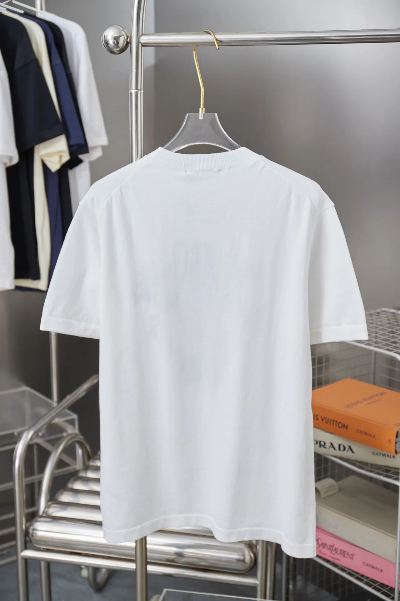 🅿️240 LV Louis 25ss spring and summer new style Mount Fuji jacquard knitted short-sleeved light luxury essential item for daily commuting for men and women Correct version Welcome to compare Detailed features · Made of high-viscosity cotton material, high count cotton is added, dry and avoid stuffiness · Using exquisite embroidery and intarsia technology, it shows a bag with Monogram pattern placed on the top of a mountain, dotted with blooming cherry blossoms and brand logo · Threaded neckline · Original main mark, washed tag, branded moisture-proof paper packaging Color: White Size: S/M/L/XL